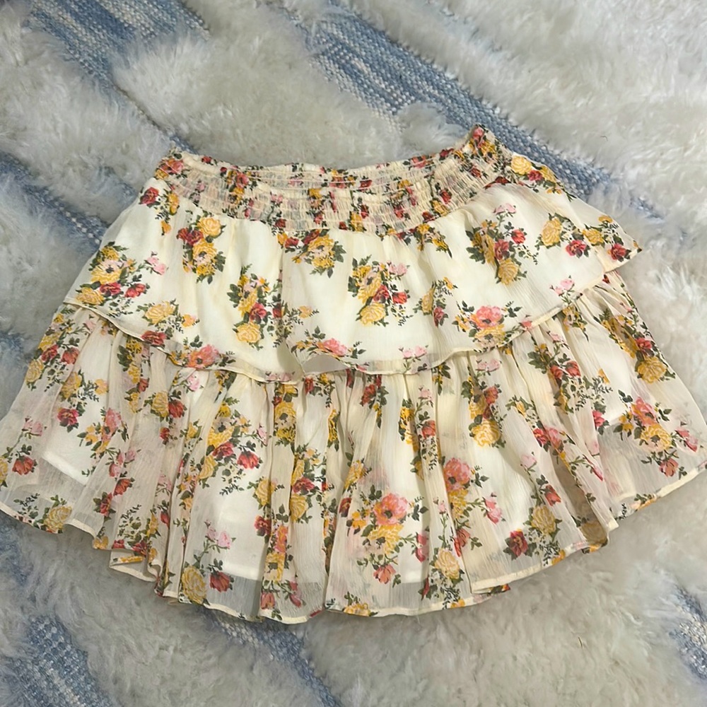 Mini floral flowy skirt! From Petites size 4